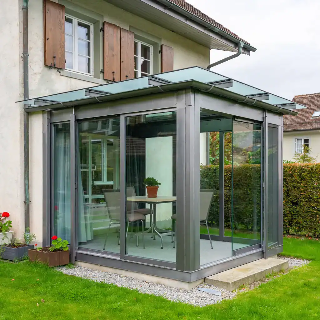 Veranda en verre avec cadre en aluminium et toit en verre.